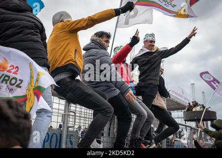 Am 20. März 2022 versammelten sich kurdische Bürger in Istanbul, Türkei, im Veranstaltungsbereich von Yenikapi, um Newroz zu feiern, einen Feiertag in vielen Kulturen des Nahen Ostens, der die Frühlings-Tagundnachtgleiche und die Ankunft des kurdischen Neuen Jahres anerkennt. Die Veranstaltung wird auch von vielen Wählern und Anhängern der pro-kurdischen Demokratischen Partei der Völker (HDP) besucht. (Foto von Diego Cupolo/NurPhoto) Stockfoto