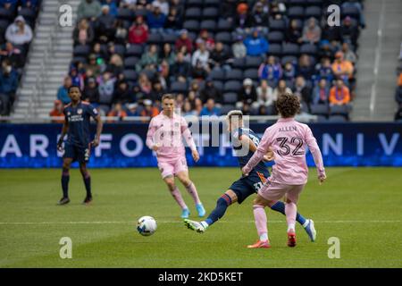 Der FC Cincinnati-Stürmer Alvaro Barreal schiebt den Ball während eines Fußballspiels der Major League zwischen dem FC Cincinnati und Inter Miami im TQL Stadium in Cincinnati, Ohio, nach oben. Samstag, 19. März 2022. FC Cincinnati besiegte Inter Miami FC 3-1. (Foto von Jason Whitman/NurPhoto) Stockfoto