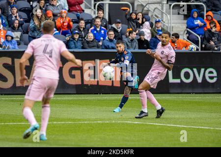 Der FC Cincinnati Mittelfeldspieler Luciano Acosta bewegt den Ball während eines Fußballspiels der Major League zwischen dem FC Cincinnati und Inter Miami im TQL Stadium in Cincinnati, Ohio. Samstag, 19. März 2022. FC Cincinnati besiegte Inter Miami FC 3-1. (Foto von Jason Whitman/NurPhoto) Stockfoto