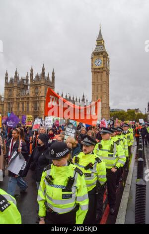 London, England, Großbritannien. 5.. November 2022. Polizeibeamte behalten die Demonstranten von Just Stop Oil auf der Westminster Bridge im Auge. Tausende von Menschen aus verschiedenen Gruppen nahmen an der Volksversammlung Teil Großbritannien ist durchbrochen marschieren durch Zentral-London und fordern eine Parlamentswahl, ein Ende der Tory-Herrschaft und Maßnahmen zur Bekämpfung der Lebenshaltungskosten und der Klimakrise. (Bild: © Vuk Valcic/ZUMA Press Wire) Stockfoto