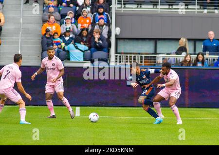 Der FC Cincinnati Mittelfeldspieler Luciano Acosta hat den Ball während eines Fußballspiels der Major League zwischen dem FC Cincinnati und Inter Miami im TQL Stadium in Cincinnati, Ohio, nach oben gebracht. Samstag, 19. März 2022. FC Cincinnati besiegte Inter Miami FC 3-1. (Foto von Jason Whitman/NurPhoto) Stockfoto