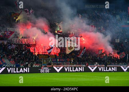 Fans des FC Bologna beim spiel der italienischen Fußball-Serie A Bologna FC gegen Atalanta BC am 20. März 2022 im Renato Dall'Ara Stadion in Bologna, Italien (Foto von Alessio Marini/LiveMedia/NurPhoto) Stockfoto