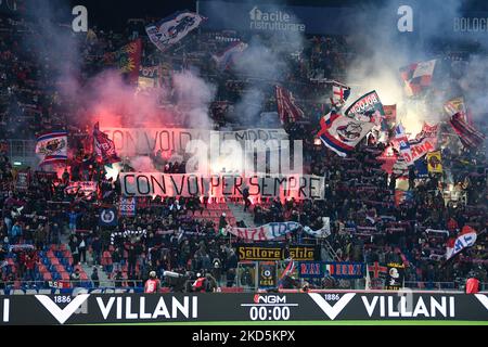 Fans des FC Bologna beim spiel der italienischen Fußball-Serie A Bologna FC gegen Atalanta BC am 20. März 2022 im Renato Dall'Ara Stadion in Bologna, Italien (Foto von Alessio Marini/LiveMedia/NurPhoto) Stockfoto