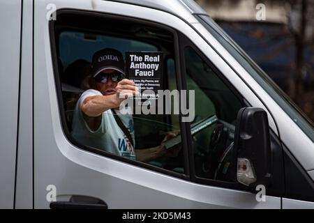 Eine Frau hält eine Kopie von Robert F. Kennedy Jr.'s Buch „The Real Anthony Fauci“, als ein kleiner Konvoi von LKW-Fahrern und Menschen, die gegen COVID-19-bezogene Mandate protestieren, am 20. März 2022 durch Washington D.C. fährt (Foto: Bryan Olin Dozier/NurPhoto) Stockfoto