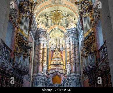 Altar in der Clerigos Kirche Interior - Porto, Portugal Stockfoto