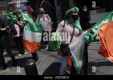 Irische Flaggen zum Verkauf außerhalb der Pfarrei San Juan Bautista in Mexiko-Stadt anlässlich des St. Patrick's Day, des schutzpatrons Irlands. (Foto von Gerardo Vieyra/NurPhoto) Stockfoto