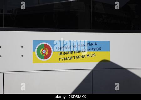 Aufkleber der humanitären Mission mit der Flagge Portugals und den Farben der Ukraine auf einem Bus. Zivilpersonen aus der Ukraine warten auf die Überführung in Busse am Hauptbahnhof nach Polen und Europa, während Freiwillige, polnische Streitkräfte und NGOs ihnen humanitäre Hilfe leisten. Flüchtlinge, die nach der russischen Invasion aus der Ukraine fliehen, werden im Bahnhof Przemysl gesehen, der den Bus bestieg, um weiter nach Polen oder anderen europäischen Ländern zu gelangen. Die Menschen kommen vom Grenzübergang Medyka - Shehyni an, wo die meisten von ihnen zu Fuß die polnisch-ukrainische Grenze überqueren und am Bahnhof vorbei ankommen Stockfoto