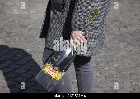 Eine Frau hält gelbe und blaue Rosen, während sie ihre Nägel mit den ukrainischen Farben bemalen lässt. Zivilpersonen aus der Ukraine warten auf die Überführung in Busse am Hauptbahnhof nach Polen und Europa, während Freiwillige, polnische Streitkräfte und NGOs ihnen humanitäre Hilfe leisten. Flüchtlinge, die nach der russischen Invasion aus der Ukraine fliehen, werden im Bahnhof Przemysl gesehen, der den Bus bestieg, um weiter nach Polen oder anderen europäischen Ländern zu gelangen. Die Menschen kommen vom Grenzübergang Medyka - Shehyni an, wo die meisten von ihnen zu Fuß die polnisch-ukrainische Grenze überqueren und in t ankommen Stockfoto