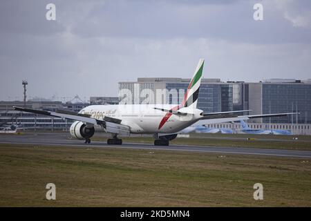 Emirates Boeing 777 Flugzeuge wie gesehen fliegen und landen auf der Landebahn mit dem Kontrollturm und den Wolken im Hintergrund. Emirates B777-Flugzeug, wie es beim endgültigen Anflug, bei der Landung und beim Rollieren in der belgischen Hauptstadt Brüssel, dem Flughafen Zaventem BRU, gesehen wurde. Die moderne und fortschrittliche Boeing Boeing 777-31HER verfügt über die Zulassung A6-EQJ und wird von 2x GE90 Düsenmotoren angetrieben. Das Flugzeug kommt aus Dubai DXB, VAE, in die europäische Stadt. Emirates ist die größte Fluggesellschaft und eine der beiden Flaggenfluggesellschaften der Vereinigten Arabischen Emirate. Die Luftfahrtindustrie und den Personenverkehr Stockfoto