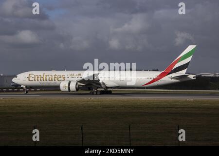 Emirates Boeing 777 Flugzeuge wie gesehen fliegen und landen auf der Landebahn mit dem Kontrollturm und den Wolken im Hintergrund. Emirates B777-Flugzeug, wie es beim endgültigen Anflug, bei der Landung und beim Rollieren in der belgischen Hauptstadt Brüssel, dem Flughafen Zaventem BRU, gesehen wurde. Die moderne und fortschrittliche Boeing Boeing 777-31HER verfügt über die Zulassung A6-EQJ und wird von 2x GE90 Düsenmotoren angetrieben. Das Flugzeug kommt aus Dubai DXB, VAE, in die europäische Stadt. Emirates ist die größte Fluggesellschaft und eine der beiden Flaggenfluggesellschaften der Vereinigten Arabischen Emirate. Die Luftfahrtindustrie und den Personenverkehr Stockfoto