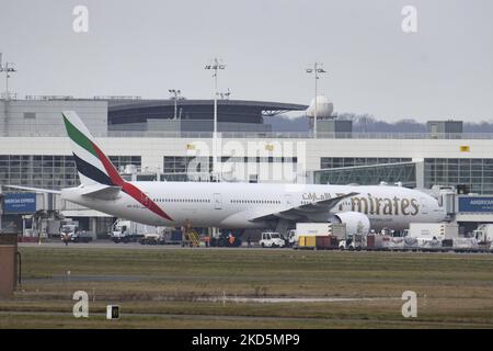 Emirates Boeing 777 Flugzeuge wie gesehen fliegen und landen auf der Landebahn mit dem Kontrollturm und den Wolken im Hintergrund. Emirates B777-Flugzeug, wie es beim endgültigen Anflug, bei der Landung und beim Rollieren in der belgischen Hauptstadt Brüssel, dem Flughafen Zaventem BRU, gesehen wurde. Die moderne und fortschrittliche Boeing Boeing 777-31HER verfügt über die Zulassung A6-EQJ und wird von 2x GE90 Düsenmotoren angetrieben. Das Flugzeug kommt aus Dubai DXB, VAE, in die europäische Stadt. Emirates ist die größte Fluggesellschaft und eine der beiden Flaggenfluggesellschaften der Vereinigten Arabischen Emirate. Die Luftfahrtindustrie und den Personenverkehr Stockfoto