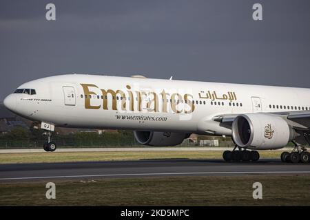 Emirates Boeing 777 Flugzeuge wie gesehen fliegen und landen auf der Landebahn mit dem Kontrollturm und den Wolken im Hintergrund. Emirates B777-Flugzeug, wie es beim endgültigen Anflug, bei der Landung und beim Rollieren in der belgischen Hauptstadt Brüssel, dem Flughafen Zaventem BRU, gesehen wurde. Die moderne und fortschrittliche Boeing Boeing 777-31HER verfügt über die Zulassung A6-EQJ und wird von 2x GE90 Düsenmotoren angetrieben. Das Flugzeug kommt aus Dubai DXB, VAE, in die europäische Stadt. Emirates ist die größte Fluggesellschaft und eine der beiden Flaggenfluggesellschaften der Vereinigten Arabischen Emirate. Die Luftfahrtindustrie und den Personenverkehr Stockfoto