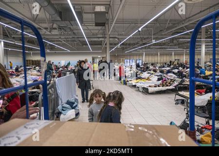 Temporärer Schlafbereich mit Campingbetten und Matratzen für Menschen im ehemaligen Einkaufszentrum. Das temporäre Zentrum für humanitäre Hilfe in Przemysl, einer Stadt 10km aus der Ukraine und dem Grenzübergang Medyka Shehyni. Das humanitäre Zentrum war ein ehemaliges Einkaufszentrum, das von Freiwilligen, Wohltätigkeitsorganisationen, NGOs, den lokalen Behörden und den polnischen Streitkräften in das größte Hilfszentrum der Region umgewandelt wurde. Ukrainische Flüchtlinge können Unterkunft, Schlaf, medizinische Hilfe, Nahrung finden, sich registrieren und ihren Transport für die Umsiedlung nach Europa oder Polen organisieren. Nach Angaben der UN - UNHCR mehr als 3,3 m Stockfoto