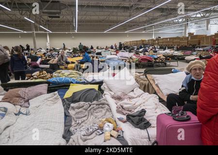 Temporärer Schlafbereich mit Campingbetten und Matratzen für Menschen im ehemaligen Einkaufszentrum. Das temporäre Zentrum für humanitäre Hilfe in Przemysl, einer Stadt 10km aus der Ukraine und dem Grenzübergang Medyka Shehyni. Das humanitäre Zentrum war ein ehemaliges Einkaufszentrum, das von Freiwilligen, Wohltätigkeitsorganisationen, NGOs, den lokalen Behörden und den polnischen Streitkräften in das größte Hilfszentrum der Region umgewandelt wurde. Ukrainische Flüchtlinge können Unterkunft, Schlaf, medizinische Hilfe, Nahrung finden, sich registrieren und ihren Transport für die Umsiedlung nach Europa oder Polen organisieren. Nach Angaben der UN - UNHCR mehr als 3,3 m Stockfoto