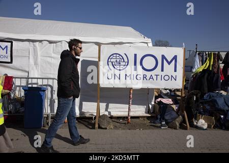 Ein Zelt mit dem IOM-Logo - UN Migration. Zivile Flüchtlinge kommen kontinuierlich aus der Ukraine am Grenzübergang Medyka Shehyni in Polen an. Nach der Grenzkontrolle passieren Ukrainer die Zelte mit den NGOs, Freiwilligen und anderen Wohltätigkeitsorganisationen, die humanitäre Hilfe, Nahrung, Kleidung und medizinische Hilfe leisten, und steigen dann in die speziell dafür eingerichteten Busse, um sie in Registrierungszentren zu bringen oder sie in andere Städte in Polen wie Przmesyl zu verlagern. Krakau oder weiter in Europa. Laut UN - UNHCR verließen mehr als 3,3 Millionen Flüchtlinge das Land, wie die Vereinten Nationen angekündigt und gezeigt haben Stockfoto