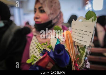 Mütter palästinensischer Gefangener tragen am Internationalen Muttertag Rosen bei einem Stand in Solidarität mit ihren Söhnen in israelischen Gefängnissen (Foto: Momen Faiz/NurPhoto) Stockfoto