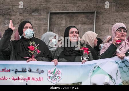 Mütter palästinensischer Gefangener tragen am Internationalen Muttertag Rosen bei einem Stand in Solidarität mit ihren Söhnen in israelischen Gefängnissen (Foto: Momen Faiz/NurPhoto) Stockfoto