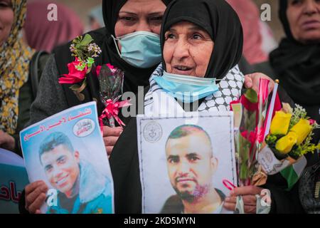 Mütter palästinensischer Gefangener tragen am Internationalen Muttertag Rosen bei einem Stand in Solidarität mit ihren Söhnen in israelischen Gefängnissen (Foto: Momen Faiz/NurPhoto) Stockfoto