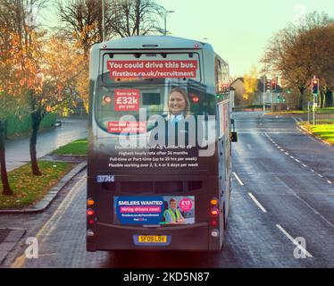 Glasgow, Schottland, Großbritannien 4.. November 2022. Der Mangel an Busfahrern hat zu einer Explosion von Kundenbeschwerden in den sozialen Medien geführt, da Menschen lange Wartezeiten und überfüllte Busse erleben, da Dienste aufgrund eines Mangels an Fahrern gestrichen werden, was zu einer Jagd nach smiler führt, da Busunternehmen Schwierigkeiten haben, Mitarbeiter in dem zu finden, was sich entwickelt Ein Absatzmarkt für Arbeit. Credit Gerard Ferry/Alamy Live News Stockfoto