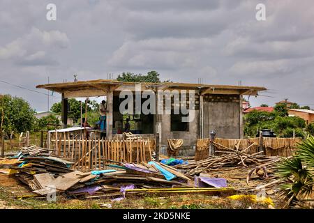 Arbeiter bauen ein Haus wieder auf, das während des Massakers von Mullivaikkal in der letzten Schlacht des 26-jährigen Bürgerkrieges zwischen der srilankischen Armee und den LTTE (Liberation Tigers of Tamil Eelam) in Mullivaikkal, Mullaitivu, Sri Lanka, zerstört wurde. Das Massaker von Mullivaikkal war die Massenmorde von Zehntausenden von Sri-lankischen Tamilen im Jahr 2009 während der letzten Phase des Sri-lankischen Bürgerkrieges, der im Mai 2009 in Mullivaikkal endete. Das Dorf Mullivaikkal wurde vollständig zerstört. (Foto von Creative Touch Imaging Ltd./NurPhoto) Stockfoto