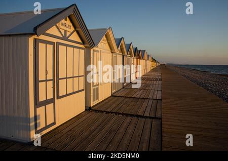 Schöne Abendsonne auf Strandhütten in der Normandie, Frankreich, Atlantischer Ozean Strand Stockfoto