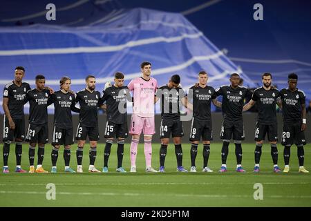 (L-R) Eder Militao, Rodrygo Goes, Luka Modric, Daniel Carvajal, Federico Valverde, Thibaut Courtois, Casemiro, Toni Kroos, David Alaba, Nacho Fernandez, Vinicius Junior, Real Madrid Spieler während der Schweigeminute vor dem La Liga Santander Spiel zwischen Real Madrid CF und FC Barcelona im Estadio Santiago Bernabeu am 20. März 2022 in Madrid, Spanien. (Foto von Jose Breton/Pics Action/NurPhoto) Stockfoto