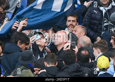 Der ehemalige SS-Lazio-Spieler Tommaso Rocchi posiert für ein Selfie mit Lazio Supporters während des Serie A-Spiels zwischen AS Roma und SS Lazio im Stadio Olimpico, Rom, Italien am 20. März 2022. (Foto von Giuseppe Maffia/NurPhoto) Stockfoto