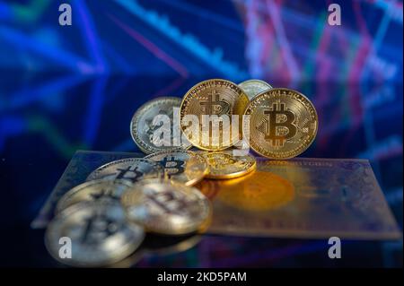 Visuelle Darstellung der digitalen Kryptowährung Bitcoin Crypto. In Brüssel - Belgien am 09. Oktober 2022. Stockfoto