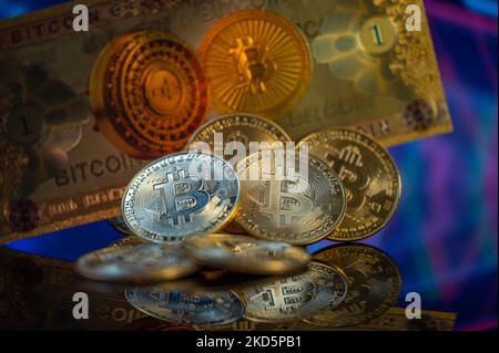 Visuelle Darstellung der digitalen Kryptowährung Bitcoin Crypto. In Brüssel - Belgien am 09. Oktober 2022. Stockfoto