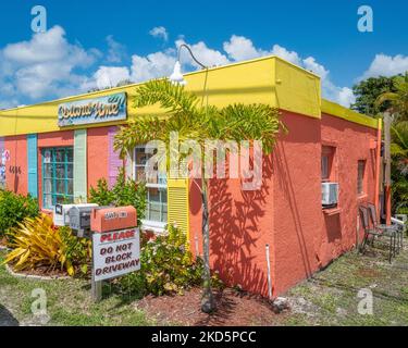 Ein farbenfrohes Geschäft an der Pine Island Road Stockfoto