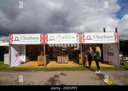 EXETER, DEVON, Großbritannien - 1. JULI 2022 Handelsstand - Chatham Schuhe und Stiefel Stockfoto