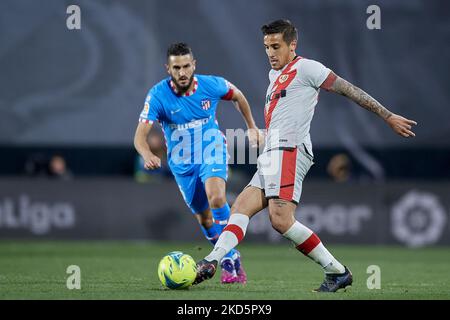 Oscar Trejo von Rayo Vallecano hat beim LaLiga Santander Spiel zwischen Rayo Vallecano und Club Atletico de Madrid am Campo de Futbol de Vallecas am 19. März 2022 in Madrid, Spanien, bestanden. (Foto von Jose Breton/Pics Action/NurPhoto) Stockfoto