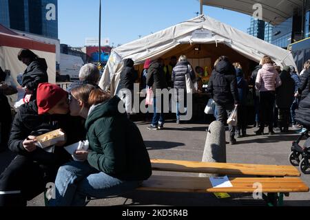 Am 21. März 2022 stehen die Menschen vor dem Warschauer Hauptbahnhof in Warschau, Polen, für den täglichen Bedarf in der Schlange. (Foto von Annabelle Chih/NurPhoto) Stockfoto