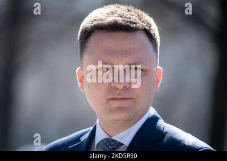 Szymon Holownia (Polska 2050) nach dem Treffen der Regierung mit Oppositionspolitikern im Kanzleramt in Warschau, Polen, am 21. März 2022 (Foto: Mateusz Wlodarczyk/NurPhoto) Stockfoto