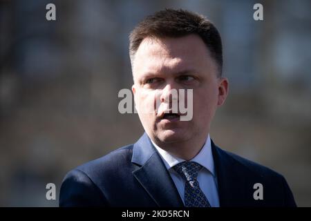 Szymon Holownia (Polska 2050) nach dem Treffen der Regierung mit Oppositionspolitikern im Kanzleramt in Warschau, Polen, am 21. März 2022 (Foto: Mateusz Wlodarczyk/NurPhoto) Stockfoto