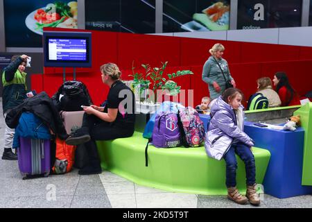 Flüchtlinge, die aus der Ukraine angereist sind, werden am 22. März 2022 am Hauptbahnhof in Krakau, Polen, gesehen. Die russische Invasion in der Ukraine führt zu einer Massenflucht von Flüchtlingen nach Polen. (Foto von Beata Zawrzel/NurPhoto) Stockfoto