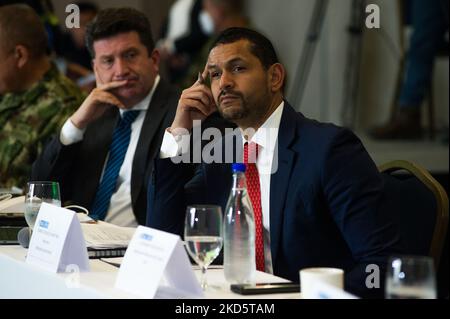 Der kolumbianische Verteidigungsminister Diego Molano (links) und Innenminister Daniel Palacios (rechts) haben während einer Sitzung der Wahlgarantien beschlossen, dass der nationale Registrar Alexander Vega keine neue Wahlauszählung für die Kongresswahlen 2022 in Bogota, Kolumbien, am 22. März 2022 annahm. (Foto von Sebastian Barros/NurPhoto) Stockfoto