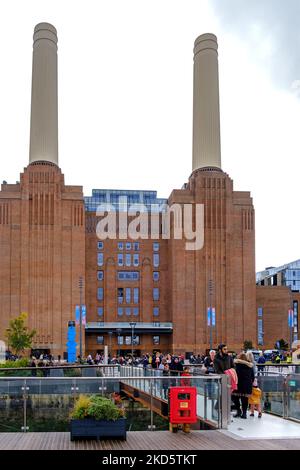 Das Battersea Power Station, ein stillgelegtes Kohlekraftwerk der Klasse II*, wird wieder als Einkaufszentrum und Freizeitzentrum der Gemeinde eröffnet. Stockfoto