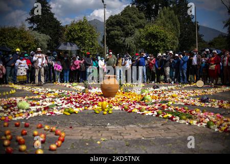 Indigene Gemeinschaften und Völker versammeln sich in einer Delegation im El Arbolito Park in der Stadt Quito, um Pacha Mama und Wasser zu ehren und zu feiern. Die gleichen, die später durch die Straßen von Quito marschierten, bis sie die Nationalversammlung erreichten und ein Wassergesetz forderten, das die Bedürftigsten begünstigt und kein natürliches gut für den Staat ist. (Foto von Rafael Rodriguez/NurPhoto) Stockfoto