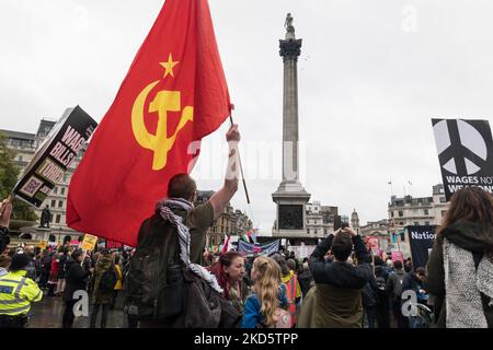London, Großbritannien. 5.. November 2022. Eine Frau schaut während einer Rede von Jeremy Corbyn auf ein Kind unter kommunistischer Flagge herab. Stockfoto