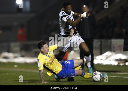 Jamille Matt von Forest Green Rovers wird von Cameron Coxe von Colchester United während des Sky Bet League 2-Spiels zwischen Colchester United und Forest Green Rovers am Montag, den 21.. März 2022, im Weston Homes Community Stadium in Colchester ausgetragen. (Foto von Tom West/MI News/NurPhoto) Stockfoto