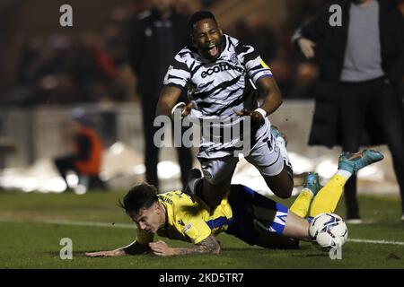 Jamille Matt von Forest Green Rovers wird von Cameron Coxe von Colchester United während des Sky Bet League 2-Spiels zwischen Colchester United und Forest Green Rovers am Montag, den 21.. März 2022 im Weston Homes Community Stadium, Colchester, gefunden. (Foto von Tom West/MI News/NurPhoto) Stockfoto