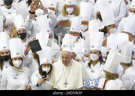 Papst Franziskus (unten C) trifft sich mit Mitgliedern der Italienischen Chefföderation (Federazione Itliana Cuochi, FIC) während der wöchentlichen Generalaudienz am 23. März 2022 in der Aula Paul-VI. Im Vatikan. (Foto von Massimo Valicchia/NurPhoto) Stockfoto