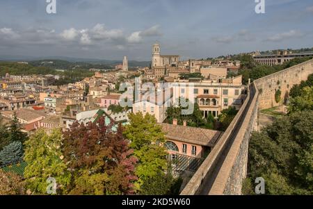 Panoramablick auf Girona, die Stadtmauer und die Kathedrale von Katalonien, Spanien Stockfoto
