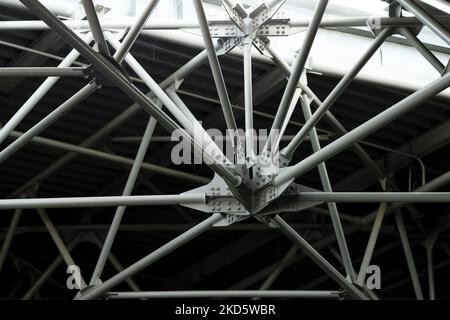 Element der industriellen Architektur, ein Fragment der Gitterstruktur des Gewölbes Stockfoto