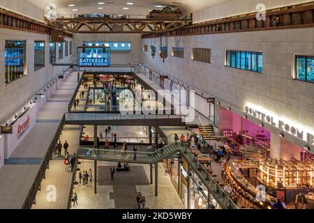 Brutalist & Industrial Look & Feel Turbine Hall B mit Control Room B Bar auf der rechten Innenseite renoviertes Battersea Power Station Interior, London. Stockfoto