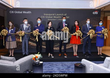 (Von links nach rechts) Josephine Lee, Head of Retail Bank, Citibank Hong Kong; Steven Lo, Head of Asia Pacific, Citi Private Bank; Künstler Leon Lai Ming; Angel Ng, Head of Asia, Citi Global Wealth; Anand Selvakesari, Chief Executive Officer, Personal Banking & Wealth Management, Citi; Aveline San, Chief Executive Officer, Citi Hong Kong und Macau; Fabio Fontainha, Global Head of Citigold and Citigold Private Client; Vicky Kong, Consumer Business Manager, Citibank Hong Kong, hat bei der Eröffnungsfeier des weltweit ersten Citi Global Wealth Center in Hongkong im K11 Atelier amtiert. 01NOV2 Stockfoto