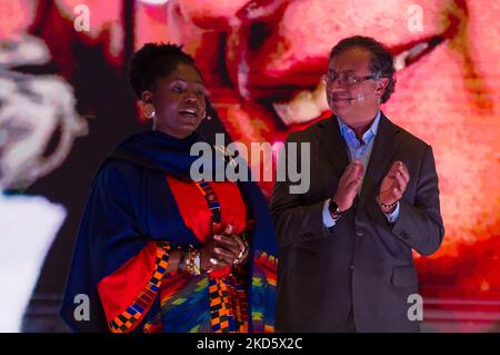 Gustavo Petro (rechts), kolumbianischer Präsidentschaftskandidat des politischen Bündnisses Pacto Historico, stellt am 23. März 2022 in Bogota seinen Amtskollegen Francia Marquez (links) für den Präsidentschaftskandidatur Kolumbien 2022 vor. (Foto von Sebastian Barros/NurPhoto) Stockfoto