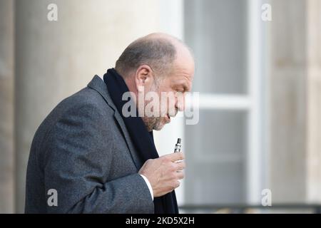 Der französische Justizminister Eric Dupond-Moretti verlässt das Land nach der wöchentlichen Kabinettssitzung im Elysee-Palast am 23. März 2022 in Paris (Foto: Daniel Pier/NurPhoto) Stockfoto