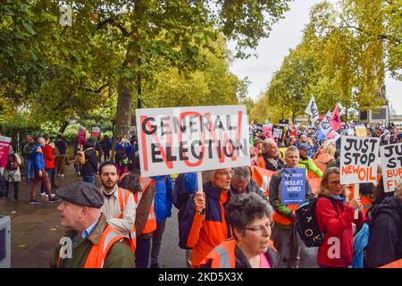 London, Großbritannien. 5.. November 2022. Demonstranten am Victoria Embankment. Tausende von Menschen aus verschiedenen Gruppen nahmen an der Volksversammlung Teil Großbritannien ist durchbrochen marschieren durch Zentral-London und fordern eine Parlamentswahl, ein Ende der Tory-Herrschaft und Maßnahmen zur Bekämpfung der Lebenshaltungskosten und der Klimakrise. Kredit: Vuk Valcic/Alamy Live Nachrichten Stockfoto